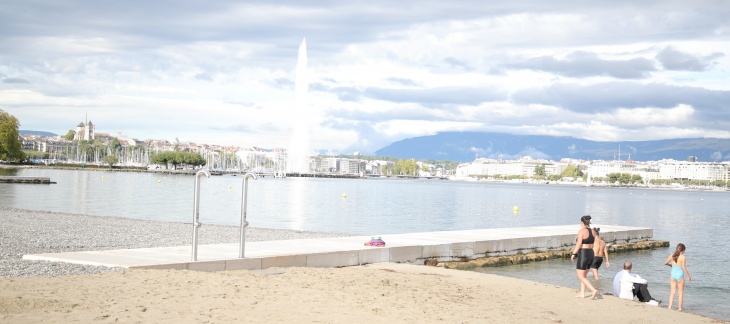 Les douches situées sur les épis à la Plage Publique des Eaux-Vives Aménagements Plage Publique Eaux-Vives