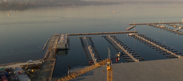 Chantier du Port-Noir (plateforme dériveurs en bas, estacades flottantes au-dessus) et du restaurant (bâtiment et terrasse en haut à gauche) jouxtant la Plage Publique des Eaux-Vives (janvier 2020) © Etat de Genève Port Plage Publique Eaux-Vives