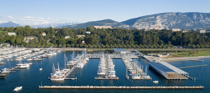 Le Port-Noir avec ses estacades flottantes et sa plateforme dériveurs (arrière-plan), ainsi que le restaurant (à droite) (août 2020) © Etat de Genève Nouveau Port-Noir