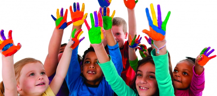 Enfants qui lèvent les mains