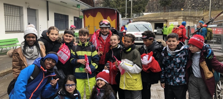 Visite d'élèves lors des championnats du monde de ski alpinisme à Villars avec l'athète Déborah Chiarello