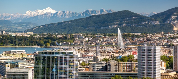 Vue panoramique sur Genève, le jet d'eau et les Alpes