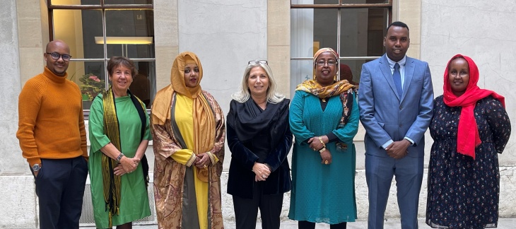 De gauche à droite : Monsieur Ahmed Jama; Madame Maria Jesus Alonso Lormand; Madame Sofia Hassan Mahdi; Madame Nathalie Fontanet; Madame Khadiijo Mohamed Diriye; Monsieur Ahmed Abukar Ahmed; Madame Farhia Abdulkadir Del