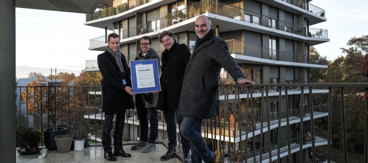 De dr. à g: L’architecte cantonal Francesco Della Casa, les architectes de LRS Rolf Seiler et Alain Robbe, et Frédéric Julliard, rédacteur en chef de la Tribune de Genève, lors de la remise du Prix. Photo@Steeve Iuncker-Gomez