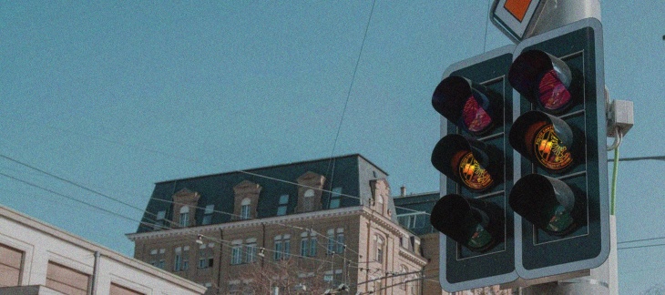 Feux de circulation avec le badge de la police cantonale sur la lumière orange