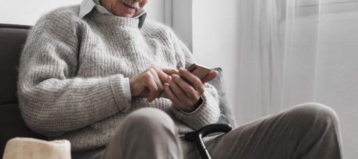 Un vieil homme utilise son smartphone