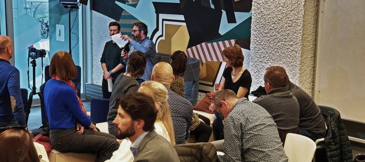 Deux responsables du groupes présentent leurs résultats Les participants des ateliers au moment de la restitution