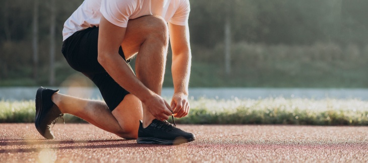 Un sportif lace ses chaussures