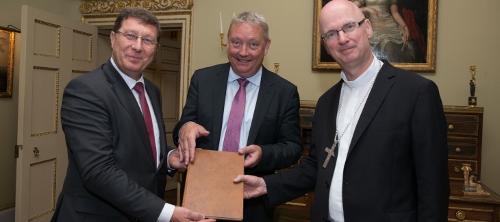 Remise des archives historiques de l'Eglise catholique aux archives d'Etat genevoises