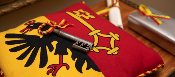 Coussin avec le drapeau de la République et canton de Genève et la clé de la présidence