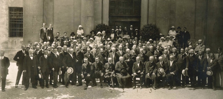 Photographie de la sortie de la Grand Messe lors de la rentrée des catholiques romains dans leur église à Sainte-Croix à Carouge qui leur avait été prise le 31 décembre 1873, juin 1921 (cote AEG ECRG 11.3)