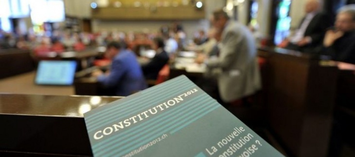 photo du texte de la nouvelle constitution genevoise dans la salle du Grand Conseil