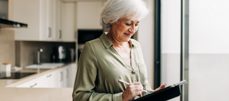 Dame avec tablette dans uns cuisine