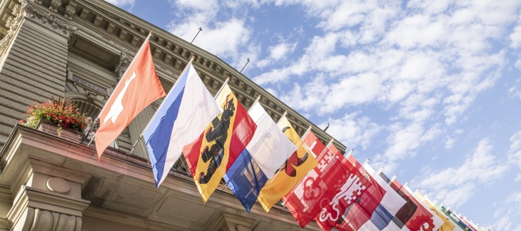 Drapeaux des cantons suisses ornant le Palais fédéral