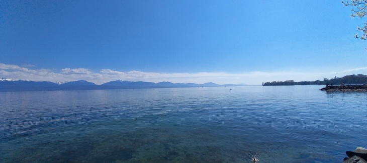 Vue sur le lac et les montagnes depuis Rolle, en direction de Genève