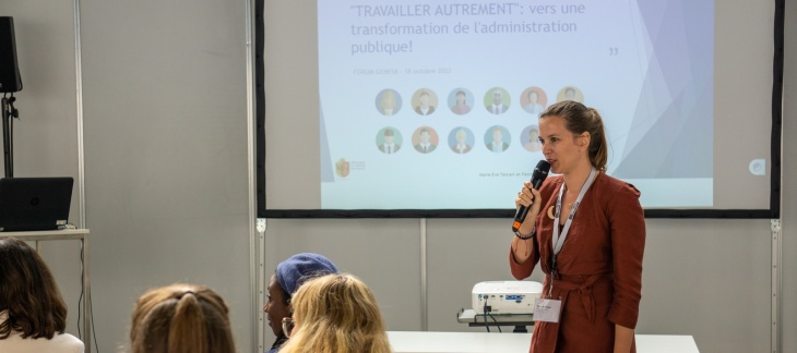 Marie-Eve Tescari au micro durant la conférence "Travailler autrement: vers une transformation de l'administration publique"