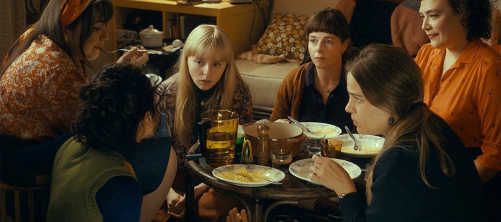 femmes autour d'une table scène film Annie Colère 