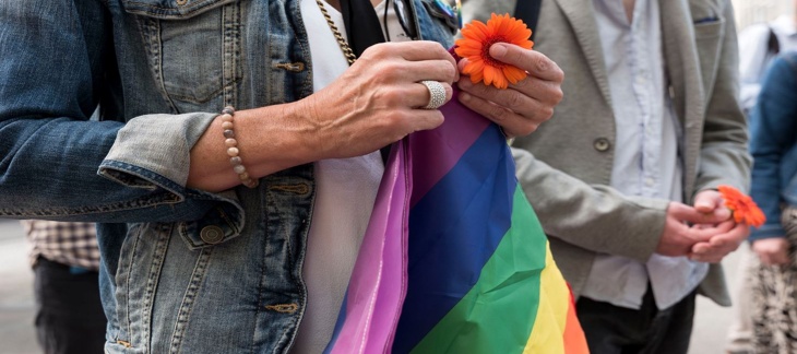 lancée des fleurs communauté LGBTIQ+