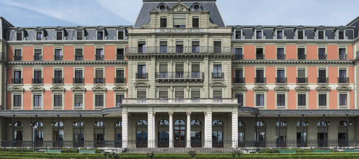 Cette majestueuse vue frontale du Palais Wilson, photographiée par Luca Fascini, fait partie du livre "Genève internationale, 100 ans d'architecture" de Joëlle Kuntz. © Luca Fascini