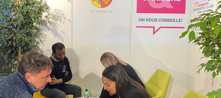 Entretien avec des étudiants sur le stand de l'Etat