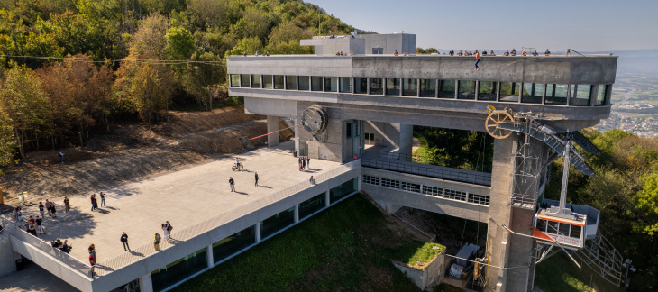 Vue de la gare haute du Téléphérique, avec le funambule Vincent Paulin - Photo : Hemelka