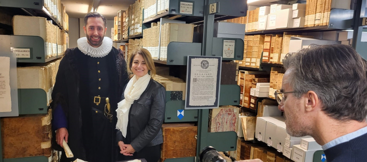 Guillaume Rychner dans le costume de Jean Gautier et Michèle Righetti-El Zayadi, chancelière d'Etat