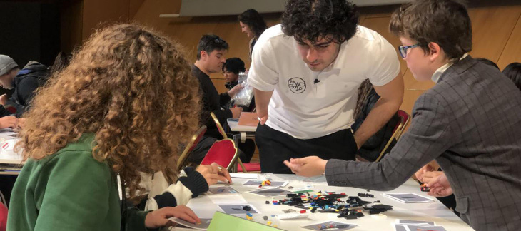 Les élèves en pleine action, sous l'œil bienveillant du jeune inventeur andorran.