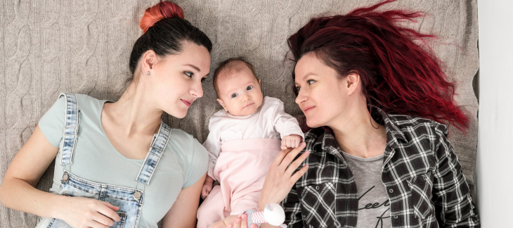 famille deux femmes bébé