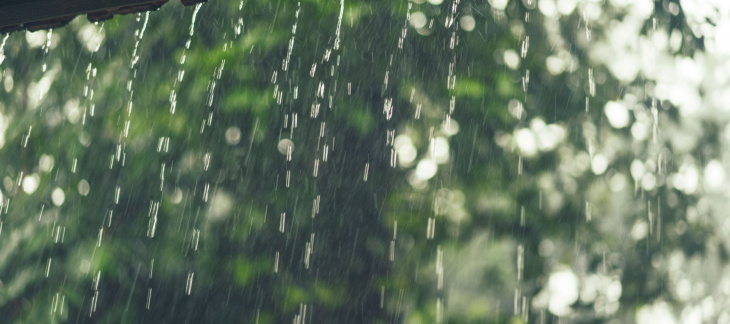 Pluie sur une toiture