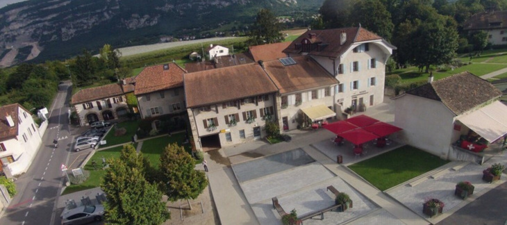Photo aérienne de la mairie de Troinex