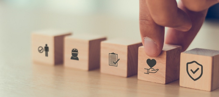 Cubes représentant des pictogrammes sur la santé et la sécurité au travail