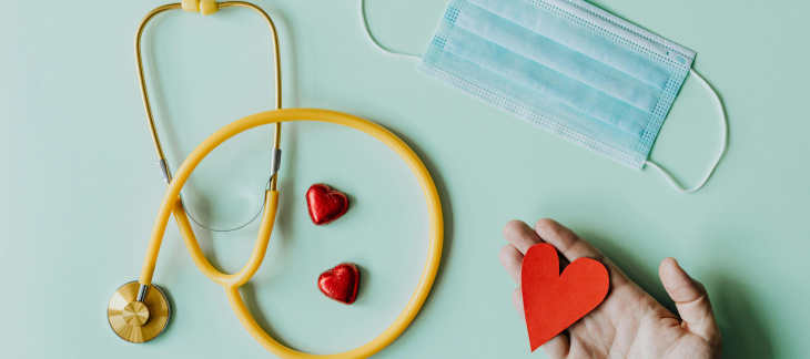 Image représentant des accessoires de médecine posés sur une table