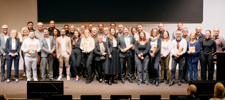 Les représentants des entreprises formatrices lauréates du Prix 2024 de la meilleure entreprise avec, au centre, la conseillère d’État en charge du DIP, Anne Hiltpold.