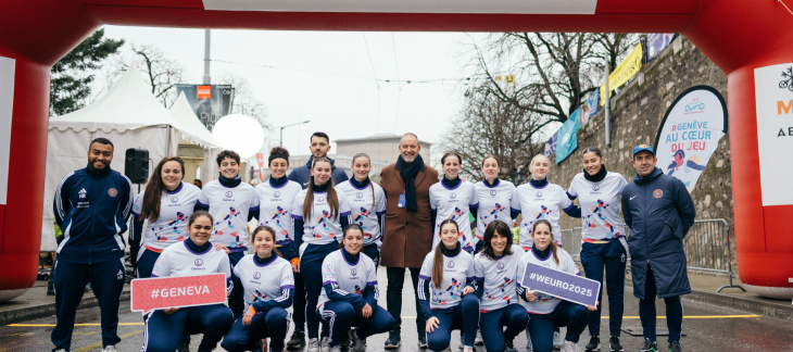 Thierry Apothéloz, les joueuses et le staff du FC Aïre-le-Lignon sur la ligne de départ. Crédit: Thibaut Fuks