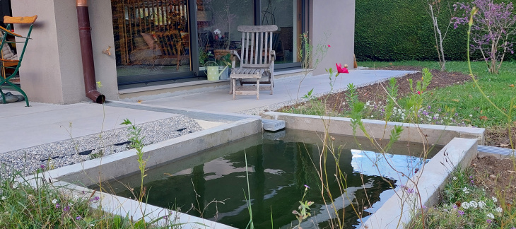 Exemple de récupération des eaux de pluie dans un jardin Exemple de récupération des eaux de pluie dans un jardin