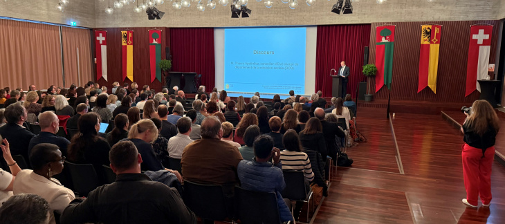 Photo du conseiller d'Etat Thierry Apothéloz pendant son discours