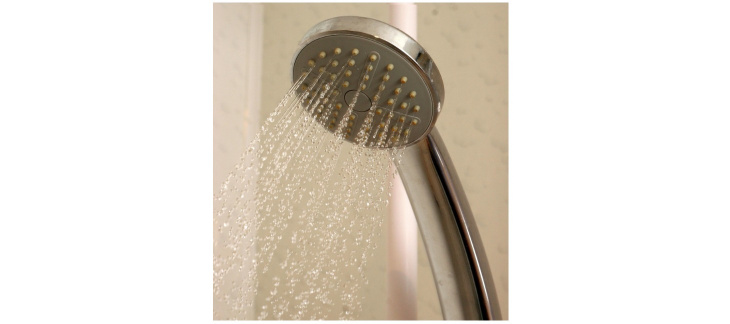 Pommeau de douche avec eau qui coule