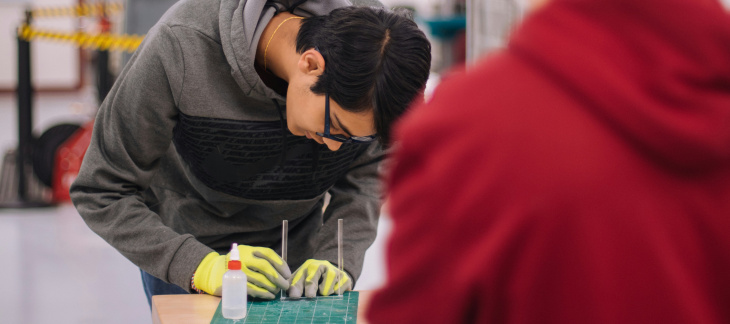 S’insérer sur le marché du travail est un cap, même pour les apprentis qui achèvent leur cursus de formation duale et sont habitués au monde de l’entreprise.