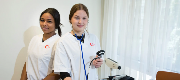 De gauche à droite: Sabrina Samir et Selvete Osmani. Les deux Genevoises, apprenties ASSC, participeront aux SwissSkills 2025, en septembre à Berne.