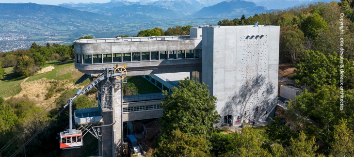 Photographie de la gare supérieure du Téléphérique du Salève avec le mur de grimpe