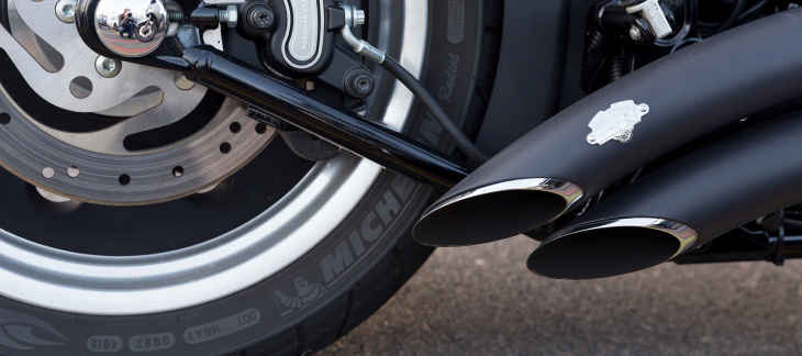 Pot d'échappement soumis aux normes sonores.