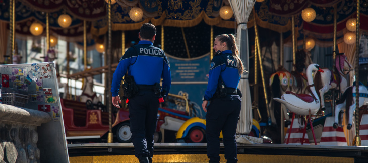 Policiers discutent avec des citoyens