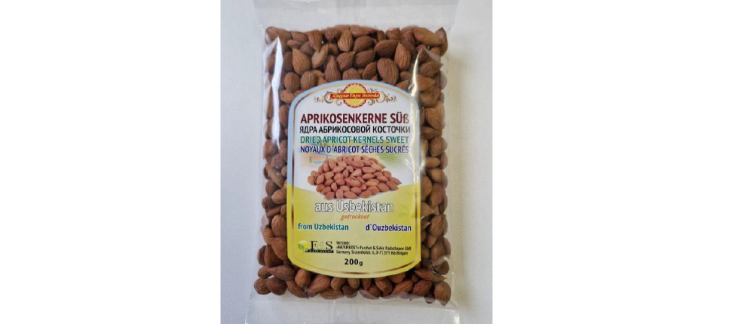 Paquet de noyaux d'abricots séchés et sucrés de la marque Naturkost F&S