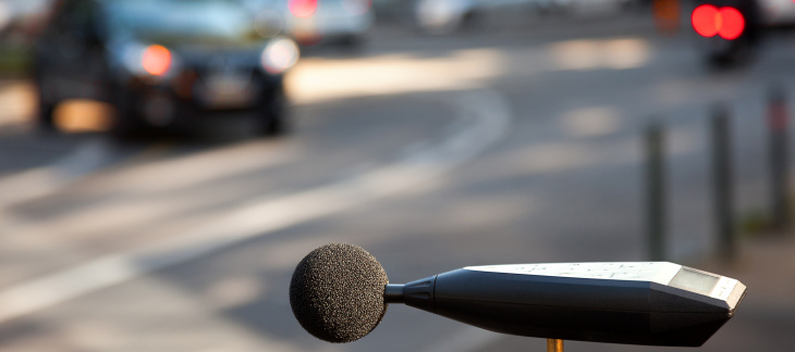 Micro mesurant le bruit sur une route genevoise