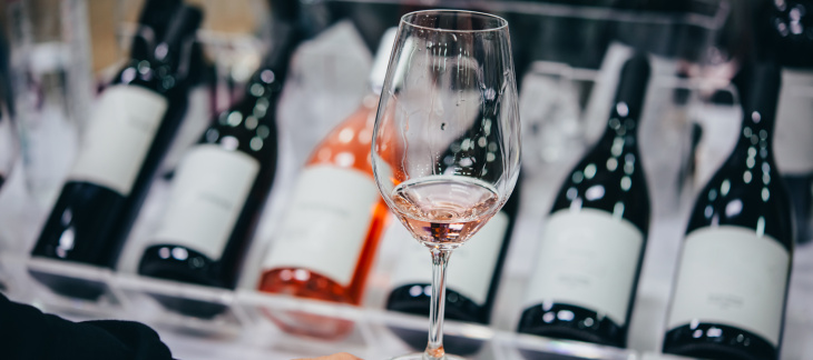 Les établissements publics du canton devront désormais proposer du vin genevois