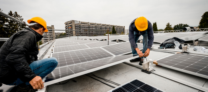 Pose de panneaux solaires sur un toit