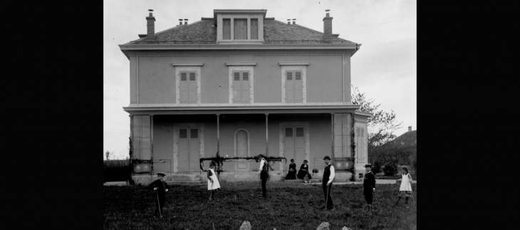 Jeu de croquet devant la Maison Long, avant 1884. © Bibliothèque de Genève