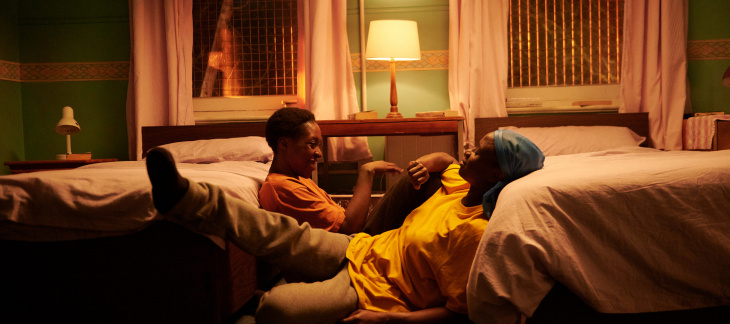 deux femmes assises dans la chambre par terre