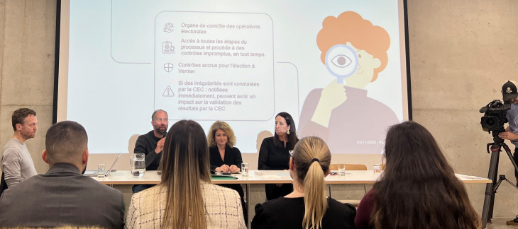 Le Vice-président de la CEC présente les missions de la CEC lors d'une séance d'information.