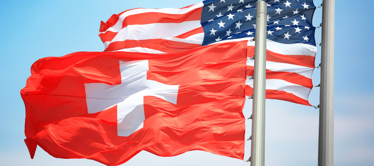 Drapeaux suisse et américain